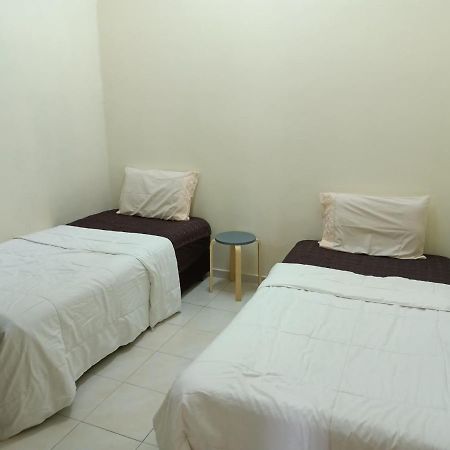 Oyo Home 90419 Sahar Guesthouse Malacca Exterior photo